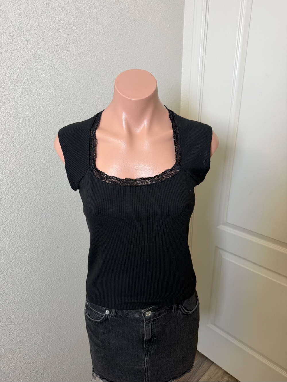 Frankee & Skylarr Black Lace Trim Square Neck Ribbed Top Sz L